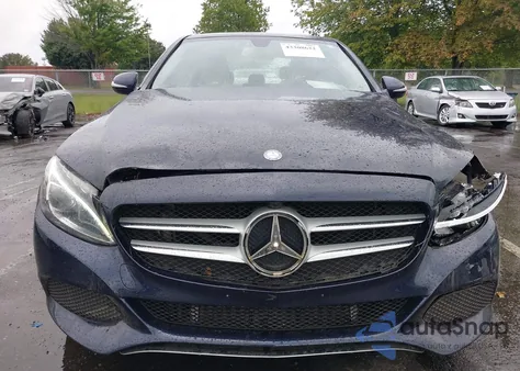 2015 Mercedes-Benz C 300 4Matic z USA, uszkodzony, nr VIN 55SWF4KB4FU088140